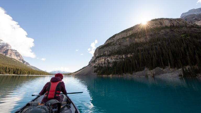 Khám Phá Về Sinh Sống Và Làm Việc Tại Canada