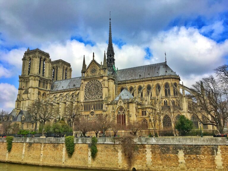 Nhà Thờ Đức Bà Paris: Biểu Tượng Kiến Trúc Và Lịch Sử
